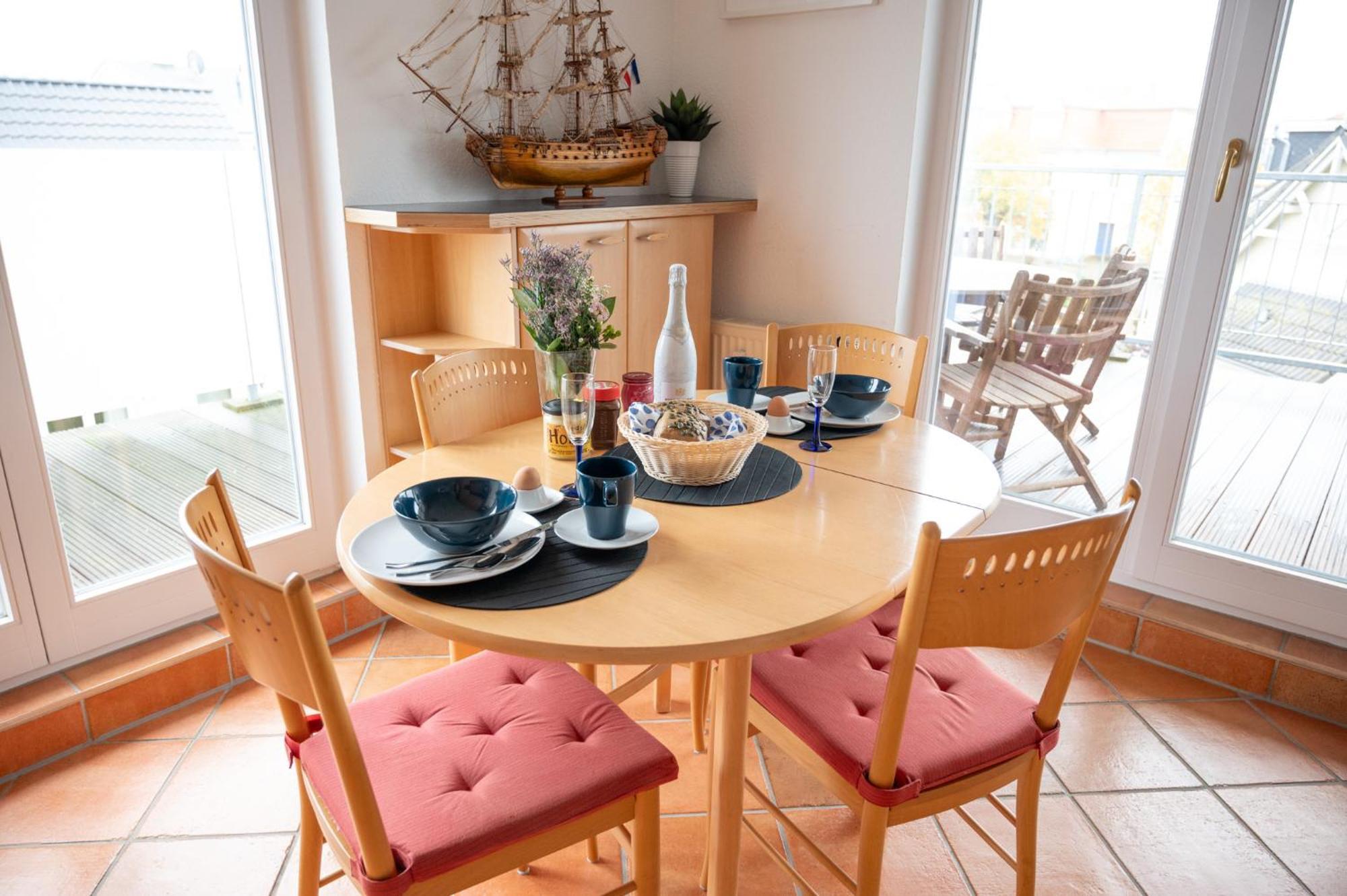 Duene Mit Grosser Sonnenterrasse, Kamin, Wlan Und Tiefgarage Fuer 2-4 Personen Kuehlungsborn